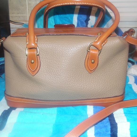Dooney and Bourke R03 Handfitted case/ Dr, Bag - Picture 2 of 8